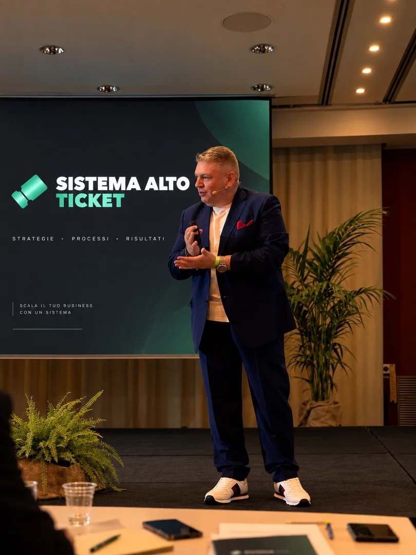 Gianluca sul palco di Sistema Alto Ticket